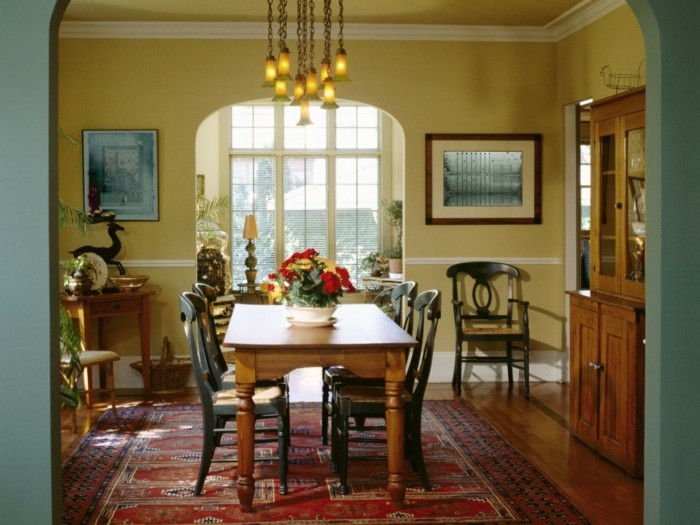 formidable-deco-salle-amanger-jaune-meubles-en-bois-tapis-rouge-oriental-salle-à-manger-rustique