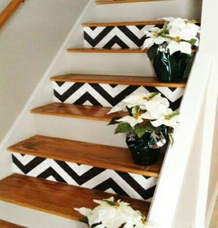 renovation-escalier-en-bois-peinture-escalier-bois-deco-contremarches-à-motifs-géométriques-fleurs-comme-déco
