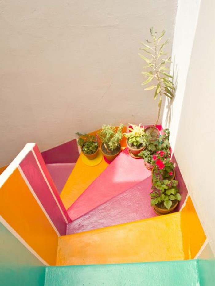 renovation-escalier-repeindre-un-escalier-en-différentes-couleurs-ambiance-enjouée