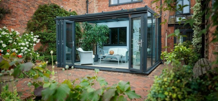 veranda-moderne-idée-petite-veranda-en-noir-deco-veranda-sobre-armature-en-aluminium-toit-veranda-en-verre