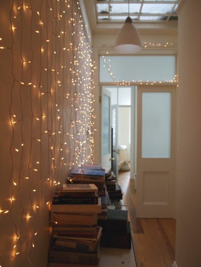 46-Papier peint couloir. Petites lampes. Des livres sur le plancher.