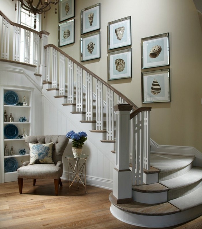 deco-escalier-avec-des-motifs-marins-peintures-posées-dans-de-jolies-cadres-escalier-bois