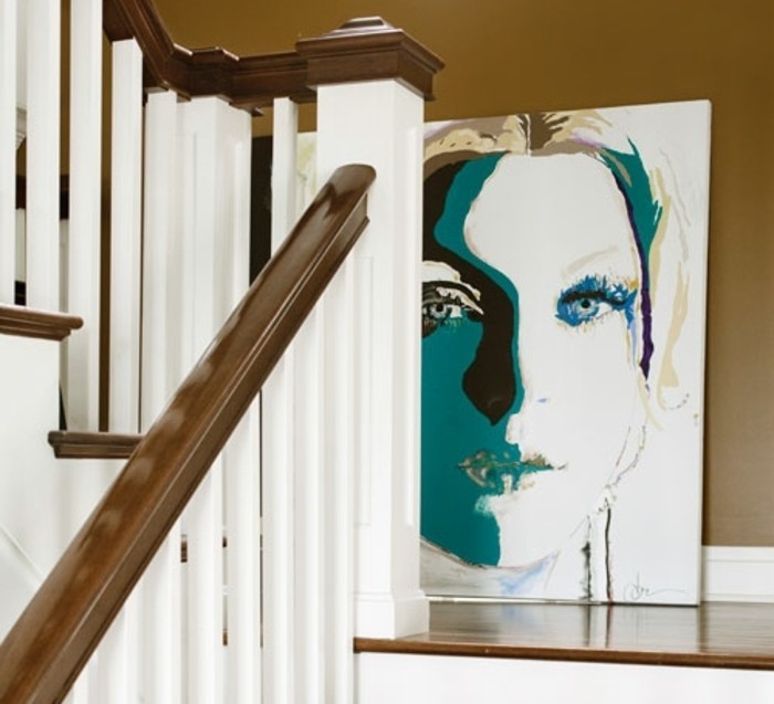 deco-escalier-avec-un-agéable-tableau-pop-art-qui-crée-un-point-focal-et-crée-un-contraste