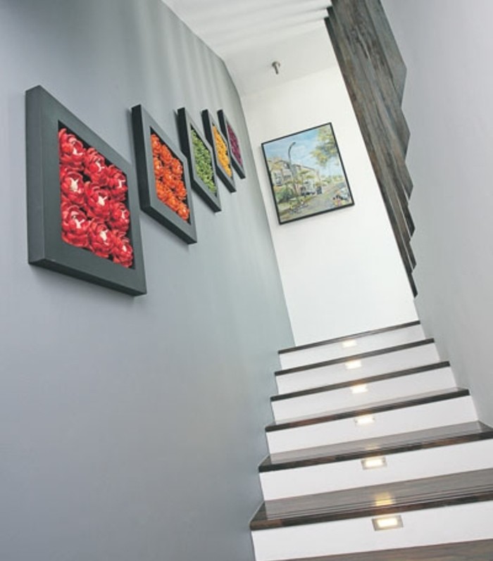 deco-escalier-murale-en-fleurs-posées-dans-cadres-idee-escalier-eclairage-LED-escalier-ambiance-cozy