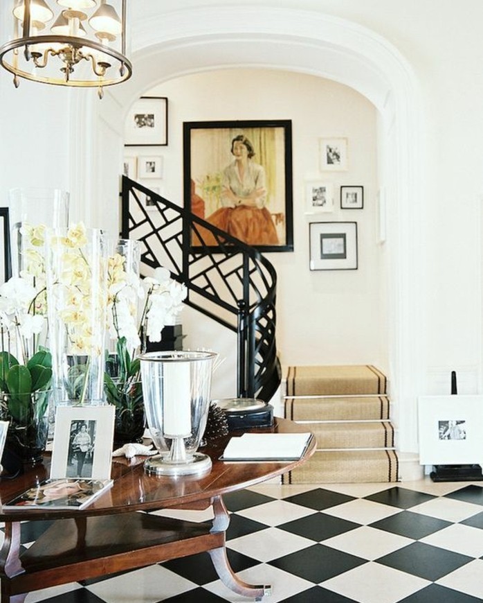 deco-escalier-stylée-déco-murale-composée-de-photos-et-un-portrait-qui-joue-le-rôle-de-point-focal-tapis-escalier-couleur-claire