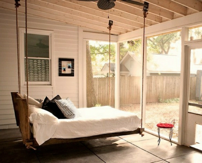 deco-veranda-aménagée-en-chambre-à-coucher-un-lit-suspendu-idée-géniale