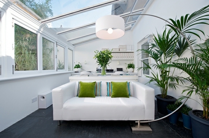 deco-veranda-en-blanc-avec-quelques-accents-verts-qui-apportent-de-la-couleur-veranda-améangée-en-bureau-lampe-design-intéressant-veranda-style-ultra-miderne
