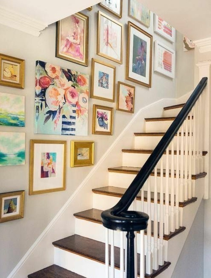 idee-deco-escalier-avec-des-tableaux-très-jolis-déco-murale-abondante-une-véritable-galerie-d'art