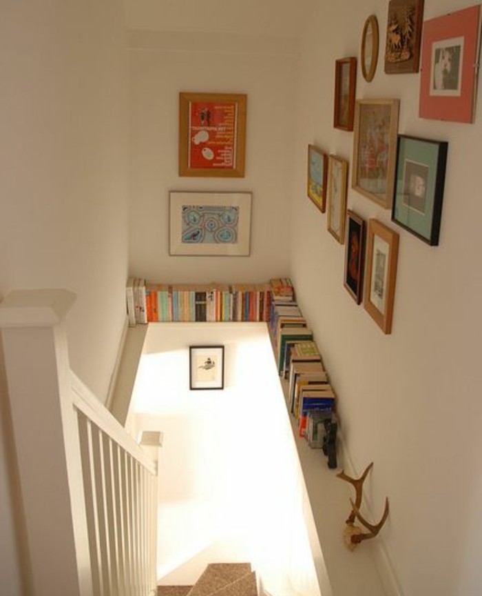 idee-deco-escalier-mur-escalier-décoré-de-photos-et-tableaux-étagère-à-livres