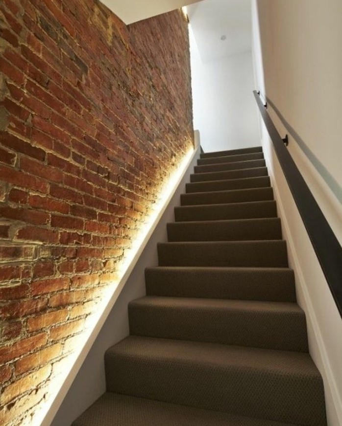 idee-deco-escalier-simple-et-esthetique-mur-en-briques-ambiance-industrielle-escalier-eclairage-LED-habillage-escalier-grise