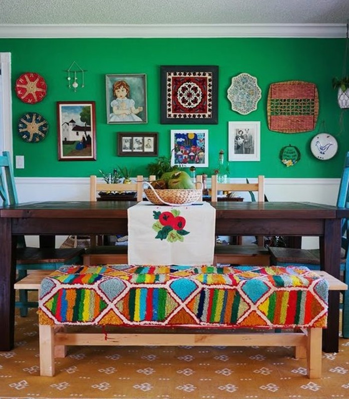 peinture-salle-à-manger-verte-meubles-en-bois-jolie-déco-murale-très-artistique