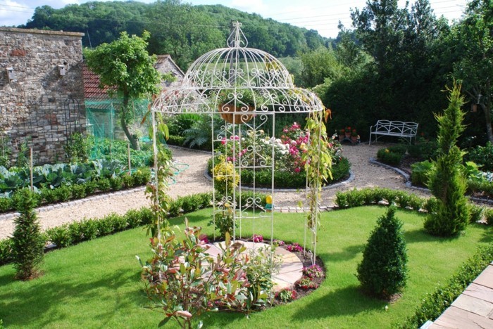 pergola-fer-forgé-installée-au-milieu-d-un-jardin-magnifique-modele-pergola-style-gloriette-pergola-très-élégante