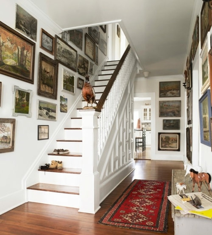 renovation-escalier-idee-deco-escalier-avec-des-tableaux-paysages-déco-abondante