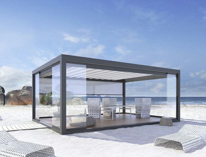 suggestion-originale-pergola-aluminium-vitrée-située-sur-une-plage-aménagement-en-blanc