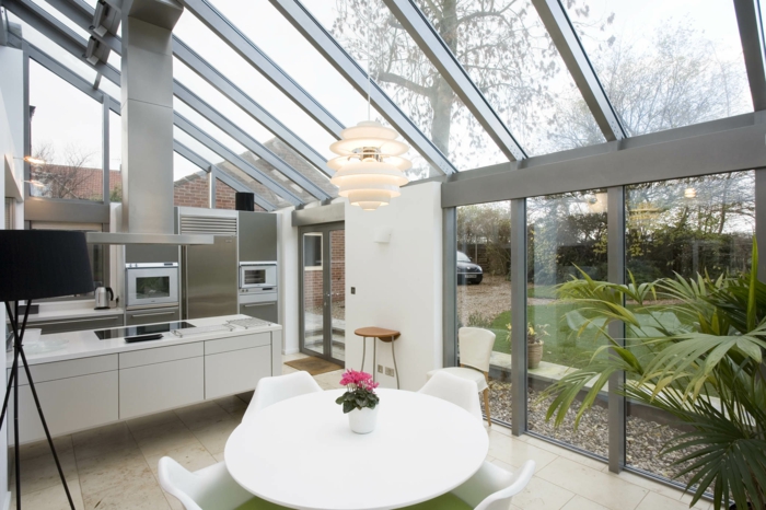 amenagement-veranda-en-cuisine-blache-style-moderne-parfaite-pour-une-maison-contemporaine