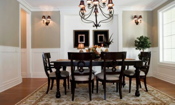 decoration-salle-à-manger-en-blanc-et-beige-lustre-somptueux-chaises-et-table-en-bois-marron-tapis-à-motifs-orientaux
