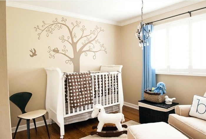 peinture-chambre-bébé-couleur-crème-avec-des-motifs-floraux-lit-bébé-blanc