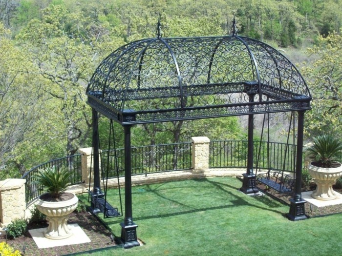 pergola-noire-en-fer-forgé-type-gloriette-installée-sur-une-terrasse-une-vue-spectaculaire-sur-un-paysage-forestier