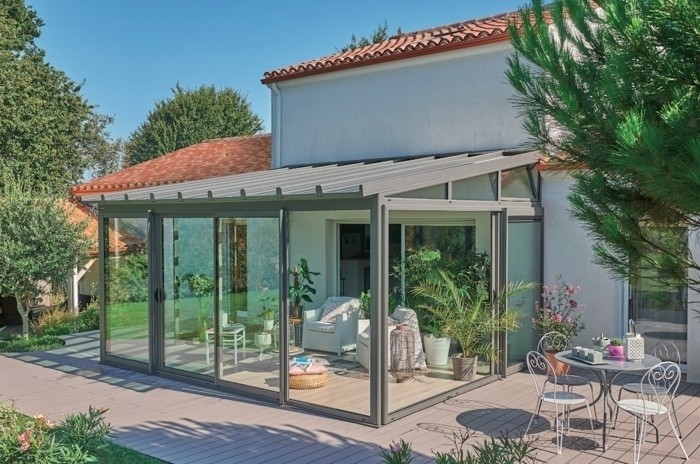 veranda-rideau-modele-de-veranda-ARCHITEKT-en-aluminium-solution-stylé-moderne-look-sophistiqué-toiture-débordante