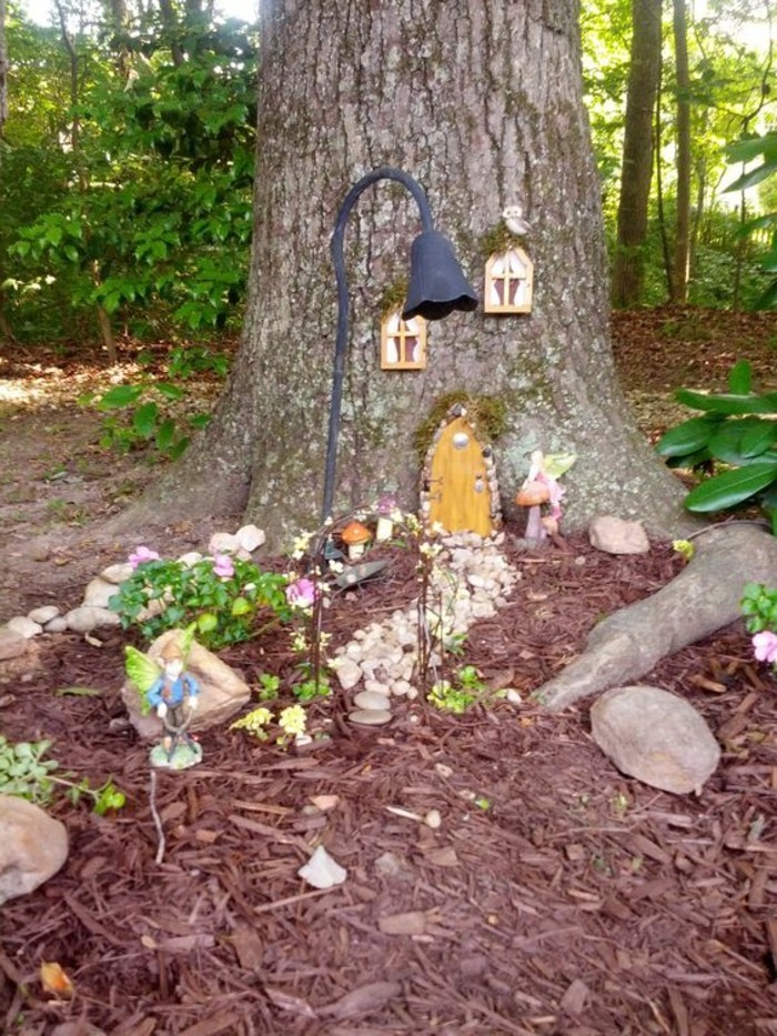 68-deco Disney dans le jardin. Petite maison dans un arbre.