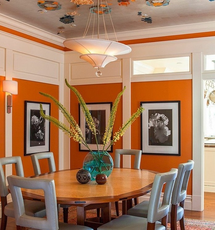 decoration-salle-a-manger-orange-chaises-en-bois-siège-gris-table-en-bois-marron-idee-intéressante-deco-plafond