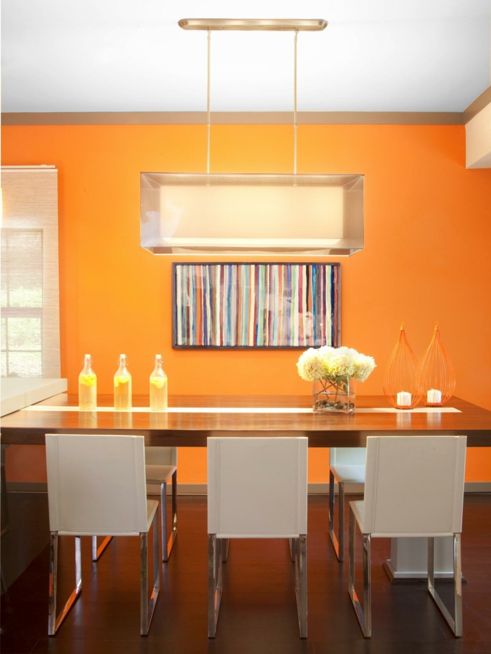 jolie-peinture-salle-à-manger-orange-chaises-blancs-table-en-bois-luminaire-moderne-la-déco-parfaite-pour-votre-salle-à-manger-contemporaine