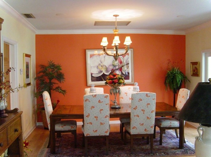 decoration-salle-a-manger-formidable-mur-d-accent-orange-table-en-bois-chaises-blanches-à-jolis-éléments-déco-tapis-oriental