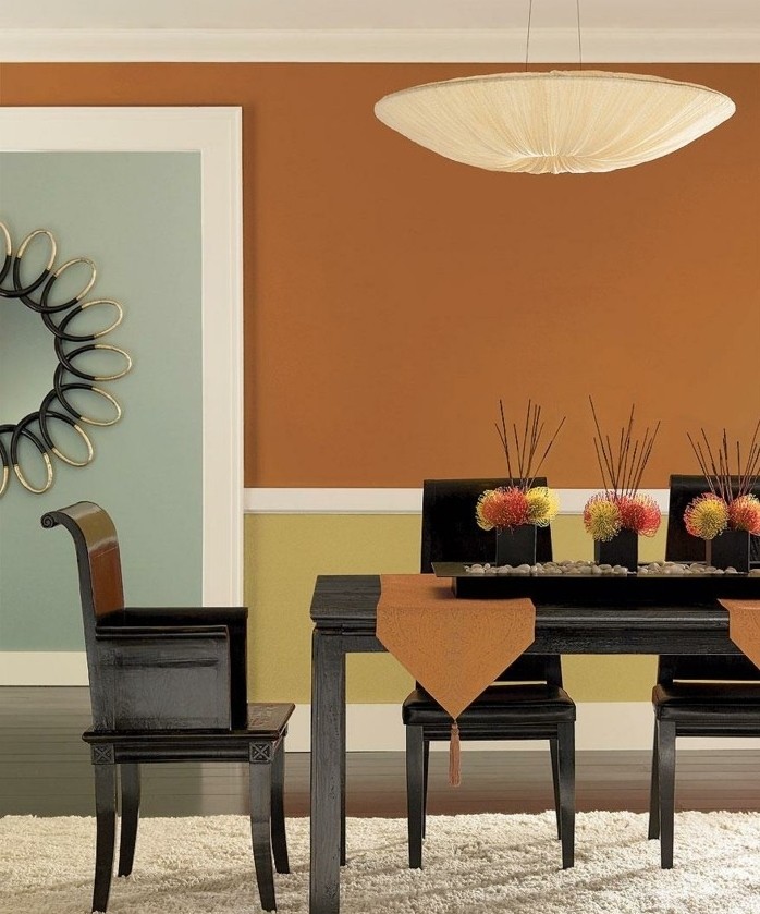 peinture-salle-à-manger-orange-table-et-chaises-en-bois-tapis-blanc-un-élément-déco-original