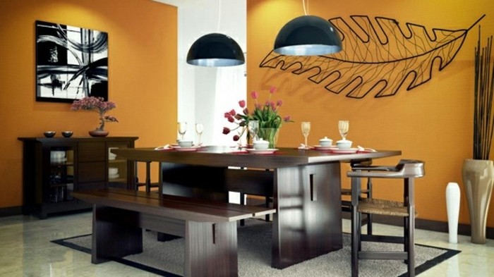peinture-salle-à-manger-orange-une-feuille-d-arbre-idée-décorative-table-vaisselier-et-bancs-en-bois-atmosphère-accueillante