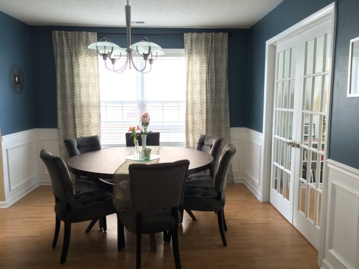 couleur-peinture-salle-à-manger-bleue-chaises-et-table-marron-rideaux-légers