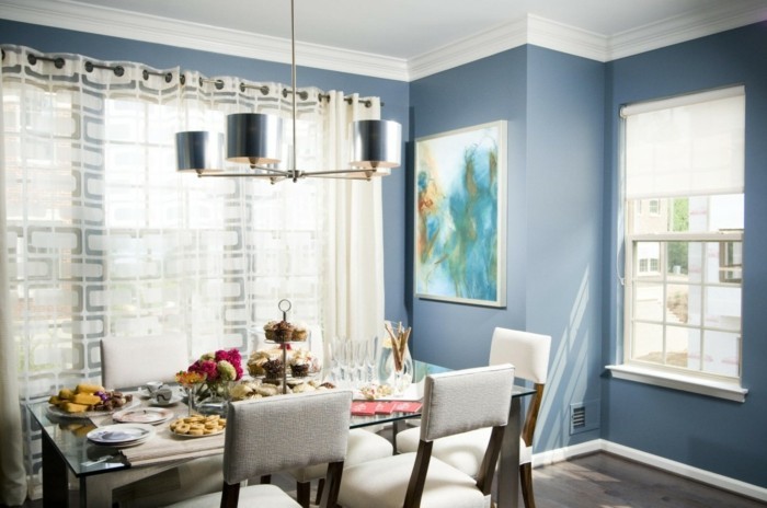 deco-salle-a-manger-bleue-extraordinaire-table-en-verre-et-bois-chaises-revêtement-blanc