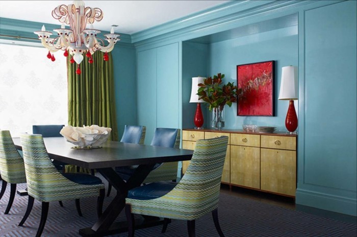 decoration-salle-a-manger-bleue-chaises-bleues-à-joli-dessin-table-en-bois-massive-rideau-vert