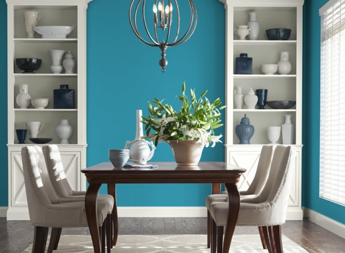 decoration-salle-a-manger-bleue-table-en-bois-chaises-en-bois-tapisserie-blanche-table-en-bois-décor-exotique