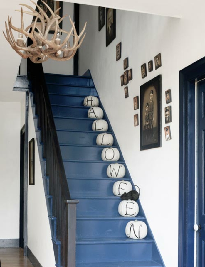idee-deco-escalier-sur-le-theme-halloween-déco-murale-obetjs-deco-posés-sur-les-escaliers