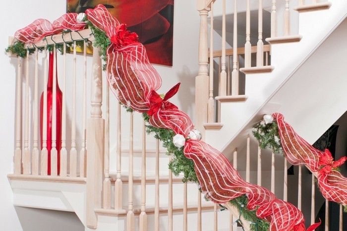 idee-deco-escalier-theme-Noel-escalier-en-bois-deco-simple-et-esthétique