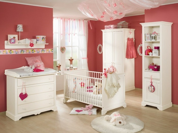 peinture-chambre-bébé-rouge-meubles-blancs-en-bois-commode-armoire-lit-à-barraux