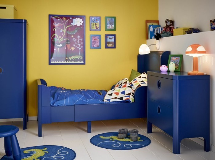 peinture-chambre-enfant-en-blanc-et-jaune-meubles-en-bleu-foncé-qui-créent-un-contraste-intéressant