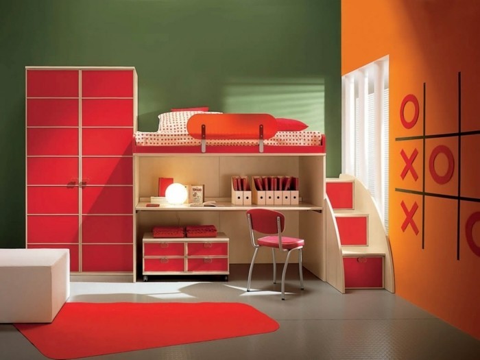 peinture-chambre-enfant-en-vert-et-orange-avec-des-accents-rouges-lit-en-hauteur-techniques-gain-de-place-formes-géométriques