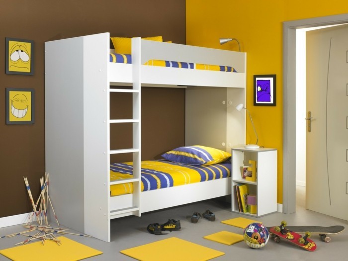 peinture-chambre-enfant-murs-en-jaune-et-marron-lits-supersposés-blancs-avec-des-couvertures-jaunes