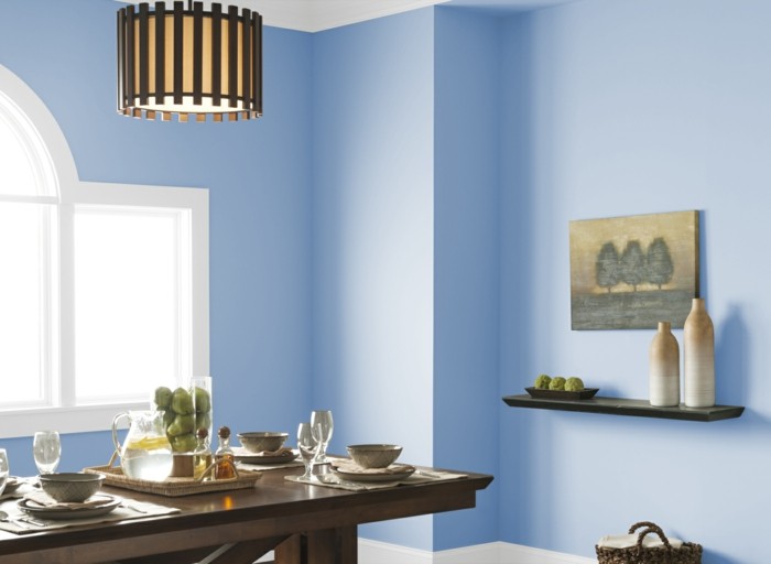peinture-salle-à-manger-couleur-bleue-douce-table-en-bois-ambiance-accuueillante