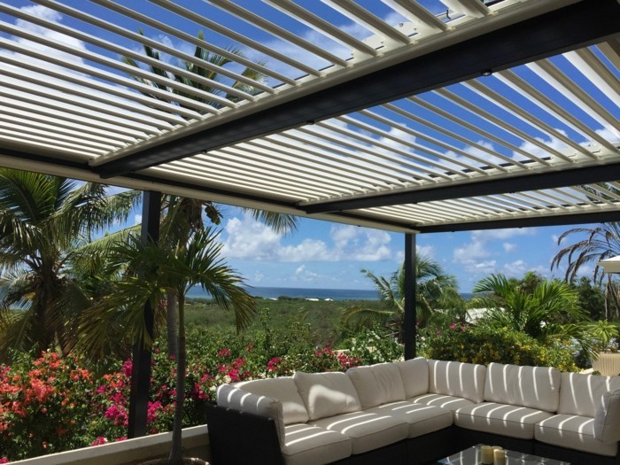 pergola-bioclimatique-exceptionnelle-installée-sur-la-terrasse-d-une-maison-de-luxe-qui-donne-sur-un-paysage-tropique