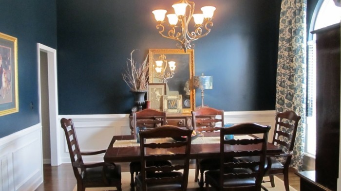 élégante-deco-salle-a-manger-bleue-table-et-chaises-en-bois-lustre-somptueux-miroir-vintage
