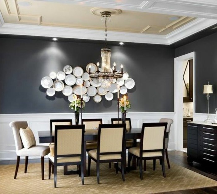 deco-salle-a-manger-luxe-grise-idée-originale-mur-décoré-de-pièces-de-vaiselle-table-en-bois-massive-chaises-élégantes