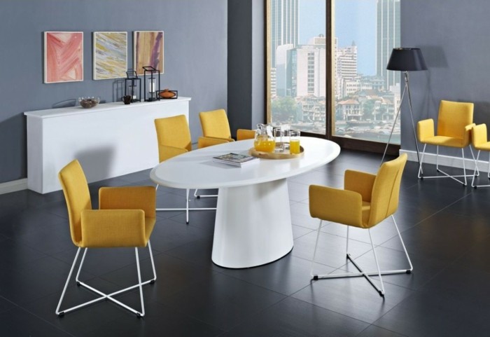 decoration-salle-a-manger-couleur-taupe-table-blanche-chaises-jaunes-ambiance-chic-contemporaine