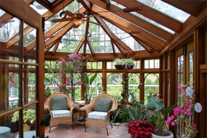 idee-deco-veranda-aménagée-en-jardin-d-hiver-chaises-en-rotin-végétation-abondante