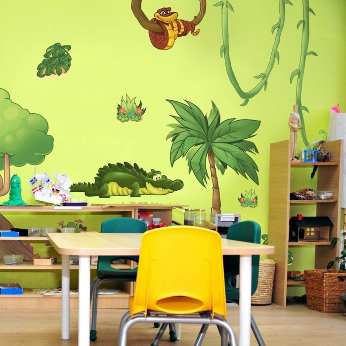 peinture-chambre-enfant-jaune-avec-des-stickers-muraux-représentant-des-animaux-ambiance-enjouée-propice-au-jeu