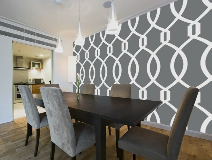 peinture-salle-a-manger-blanche-avec-un-mur-d-accent-grise-à-motifs-géométriques-table-marron-chaises-grises