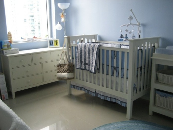 deco-chambre-bebe--garcon-peinture-chambre-bébé-bleue-décor-en-bleu-et-blanc-meubles-blancs