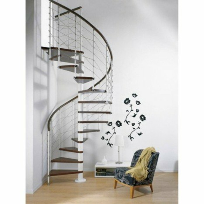 escalier-helicoidal-gain-de-place-magnifique-pour-votre-petit-logement-rampe-escalier-metallique-marches-escalier-en-hêtre-verni