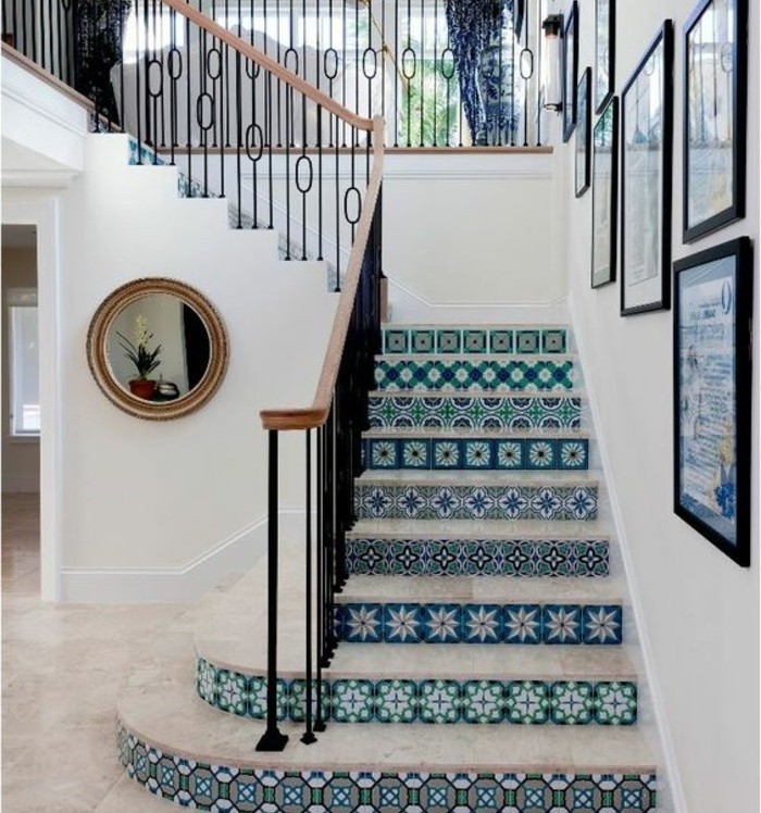 escalier-moderne-escalier-tournant-belle-déco-marches-à-motifs-floraux-escalier-style-oriental